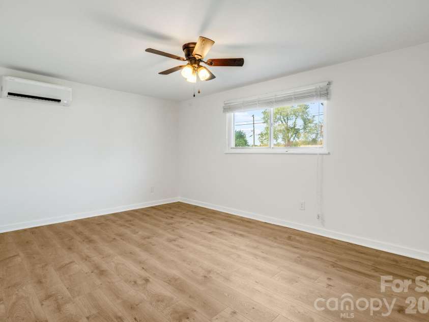 21 Oak Hill Drive, Asheville, NC 28806.  MLS# CAR4371176, YatesRealty ID 23562. 