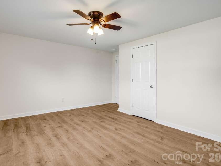 21 Oak Hill Drive, Asheville, NC 28806.  MLS# CAR4371176, YatesRealty ID 23562. 