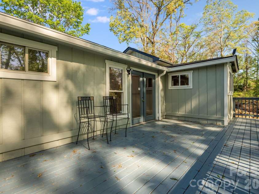 21 Oak Hill Drive, Asheville, NC 28806.  MLS# CAR4371176, YatesRealty ID 23562. 