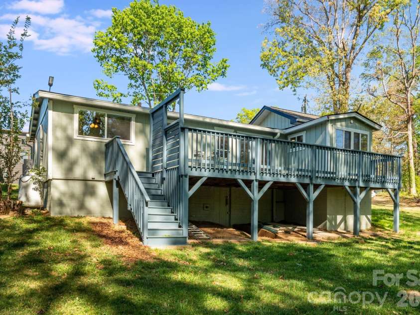 21 Oak Hill Drive, Asheville, NC 28806.  MLS# CAR4371176, YatesRealty ID 23562. 