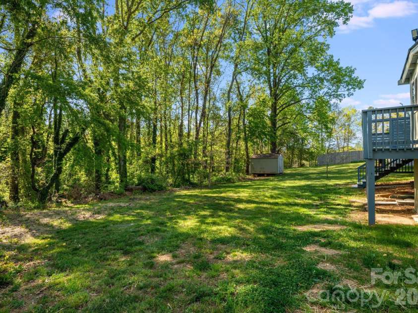 21 Oak Hill Drive, Asheville, NC 28806.  MLS# CAR4371176, YatesRealty ID 23562. 