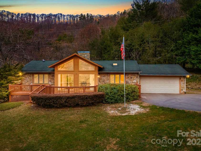111 Valley View Drive, Mars Hill, NC 28754.  MLS# CAR4330134, YatesRealty ID 23567. 