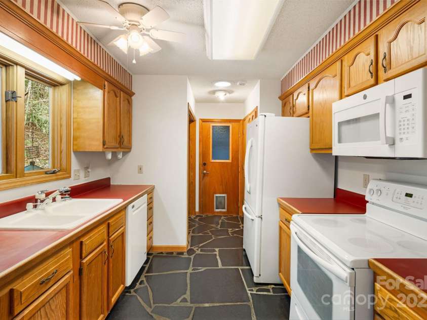 111 Valley View Drive, Mars Hill, NC 28754.  MLS# CAR4330134, YatesRealty ID 23567. 
