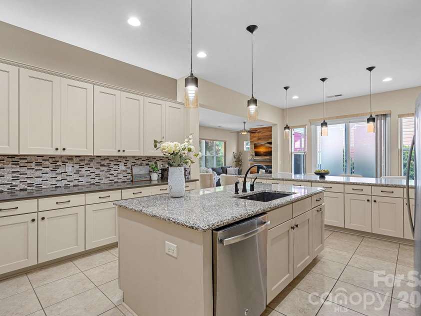 432 Granite Lake Court, Denver, NC 28307.  MLS# CAR4376364, YatesRealty ID 23569. Kitchen