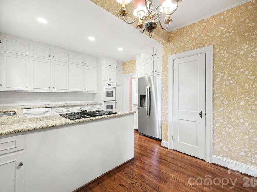 1527 Stanford Place, Charlotte, NC 28207.  MLS# CAR4380879, YatesRealty ID 23573. 