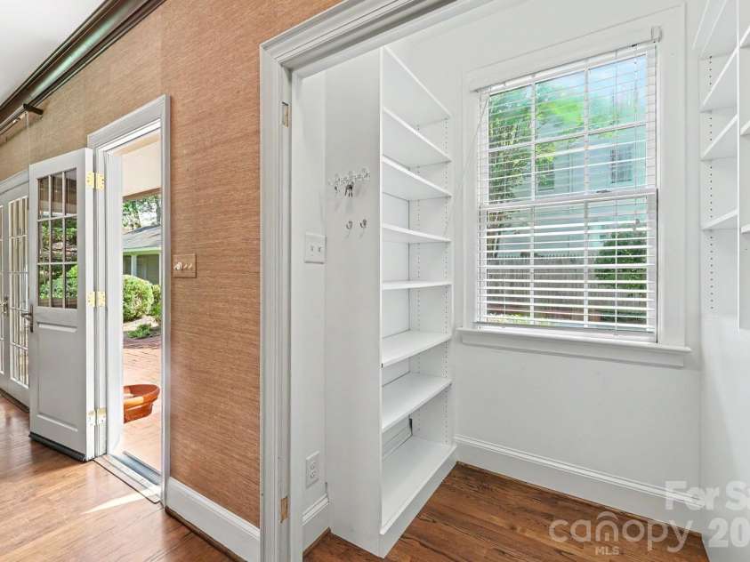 1527 Stanford Place, Charlotte, NC 28207.  MLS# CAR4380879, YatesRealty ID 23573. 