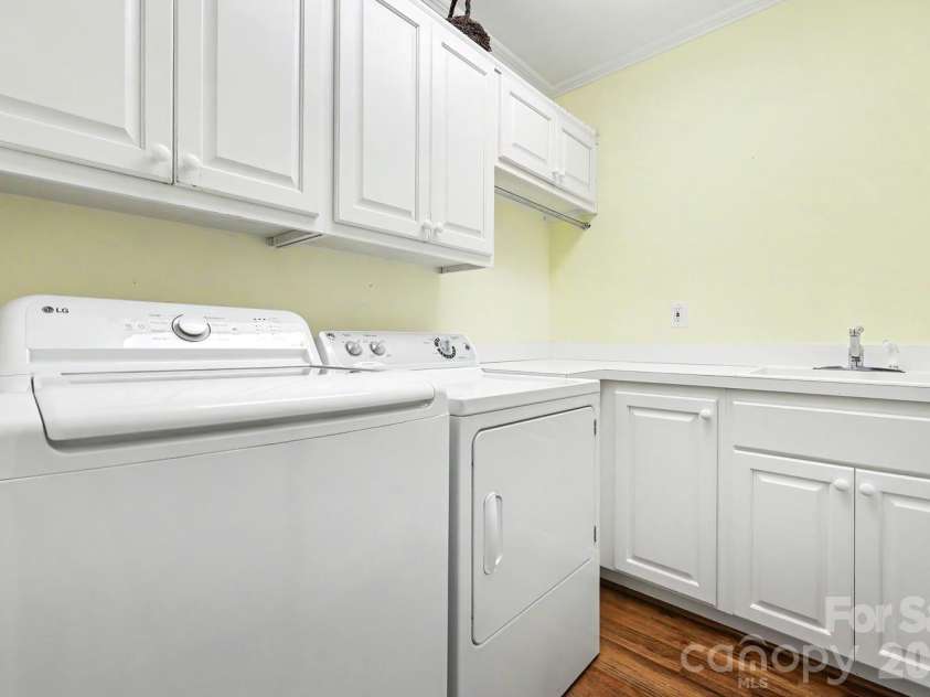 1527 Stanford Place, Charlotte, NC 28207.  MLS# CAR4380879, YatesRealty ID 23573. 