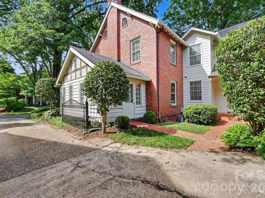 1527 Stanford Place, Charlotte, NC 28207.  MLS# CAR4380879, YatesRealty ID 23573. 