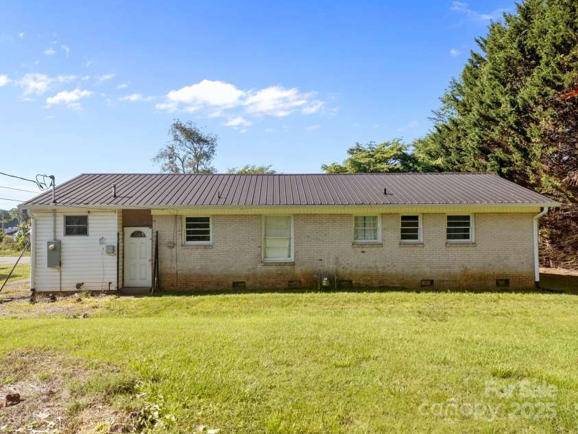 136 Kent Drive, Forest City, NC 28043.  MLS# CAR4326312, YatesRealty ID 23574. 