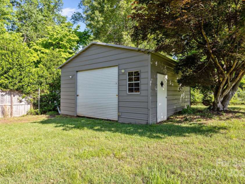 136 Kent Drive, Forest City, NC 28043.  MLS# CAR4326312, YatesRealty ID 23574. 