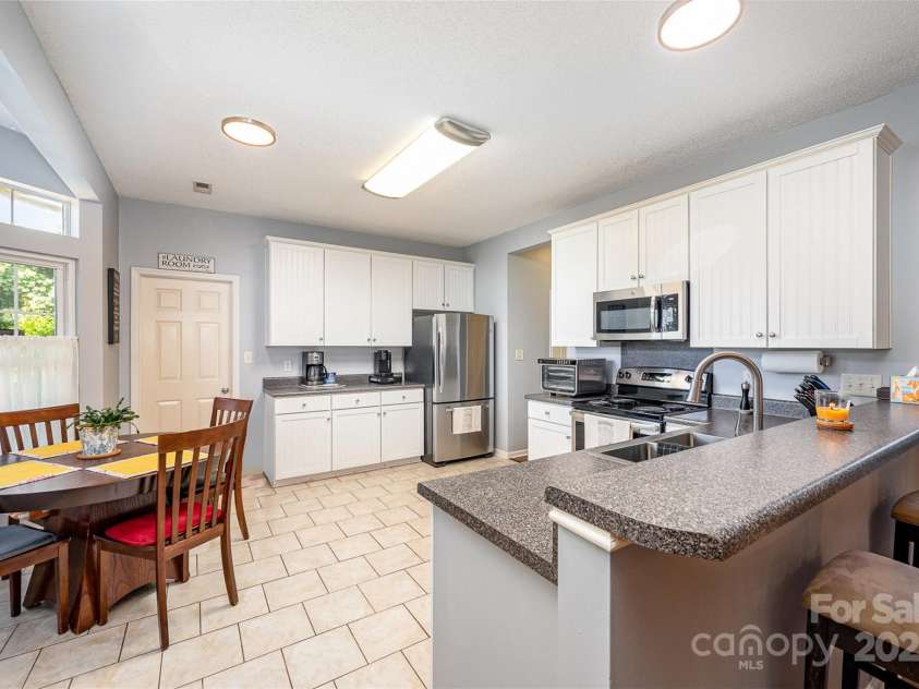 3810 Yorkford Drive, Charlotte, NC 28269.  MLS# CAR4269397, YatesRealty ID 23575. 