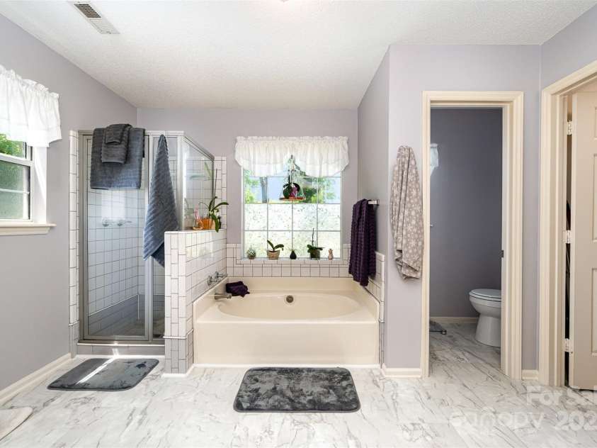 3810 Yorkford Drive, Charlotte, NC 28269.  MLS# CAR4269397, YatesRealty ID 23575. 