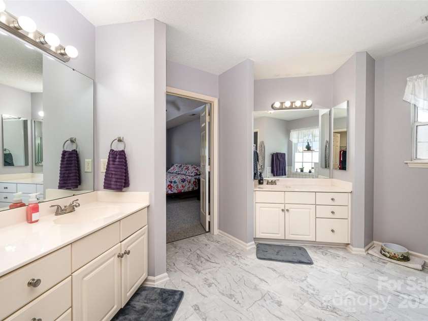 3810 Yorkford Drive, Charlotte, NC 28269.  MLS# CAR4269397, YatesRealty ID 23575. 