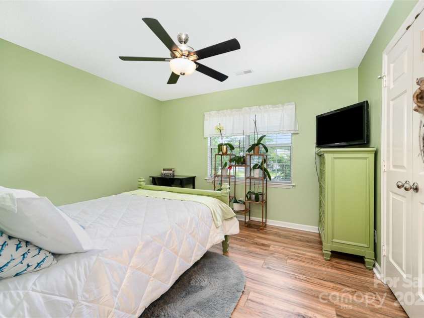 3810 Yorkford Drive, Charlotte, NC 28269.  MLS# CAR4269397, YatesRealty ID 23575. 