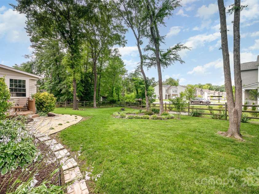 3810 Yorkford Drive, Charlotte, NC 28269.  MLS# CAR4269397, YatesRealty ID 23575. 