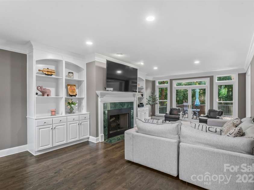 3916 2nd Street Drive, Hickory, NC 28601.  MLS# CAR4274407, YatesRealty ID 23576. 