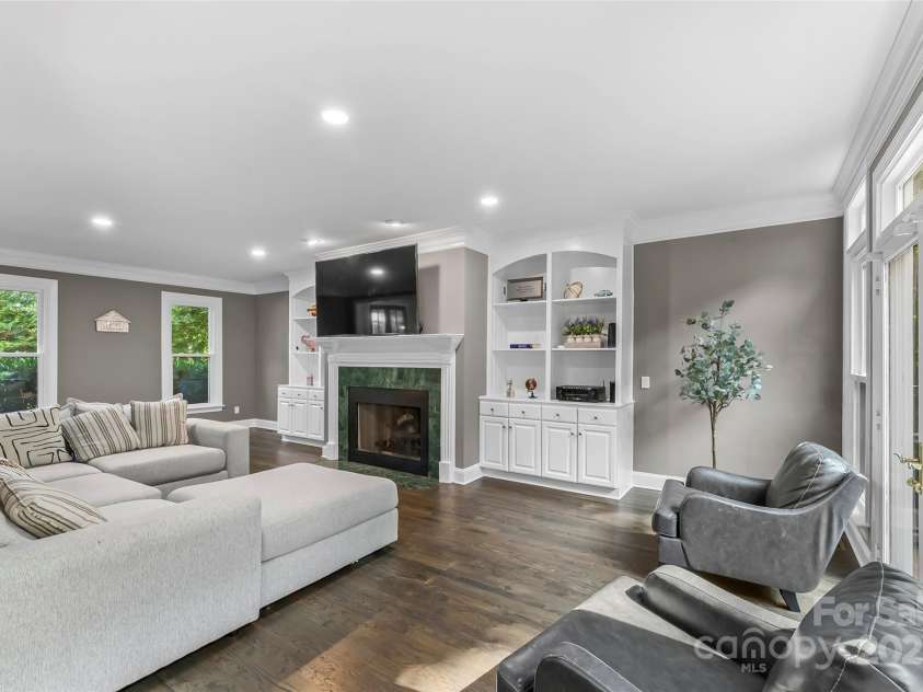 3916 2nd Street Drive, Hickory, NC 28601.  MLS# CAR4274407, YatesRealty ID 23576. 