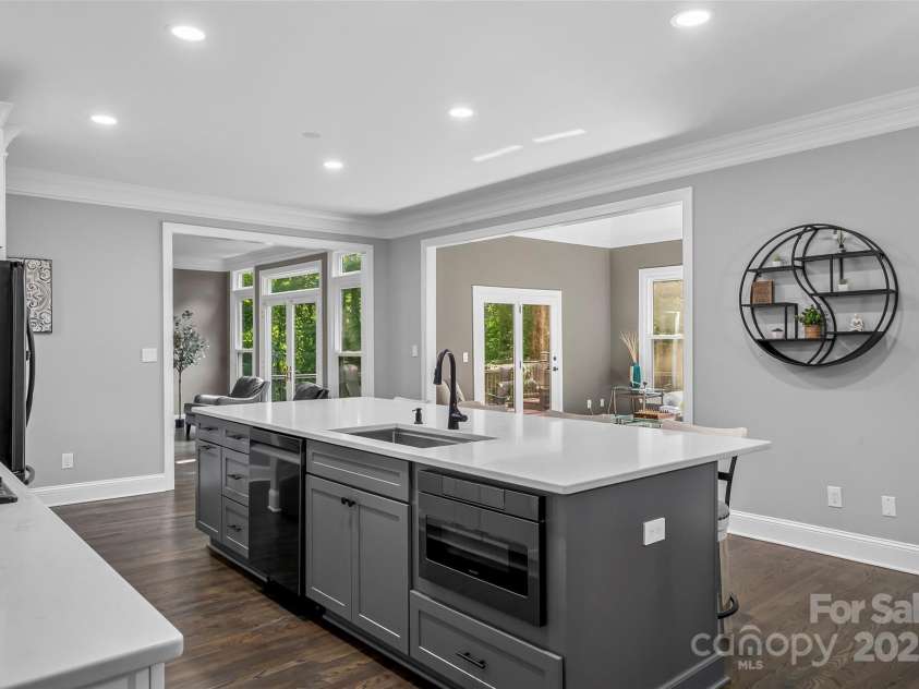 3916 2nd Street Drive, Hickory, NC 28601.  MLS# CAR4274407, YatesRealty ID 23576. 