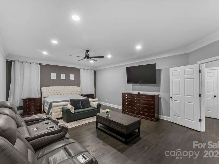 3916 2nd Street Drive, Hickory, NC 28601.  MLS# CAR4274407, YatesRealty ID 23576. 