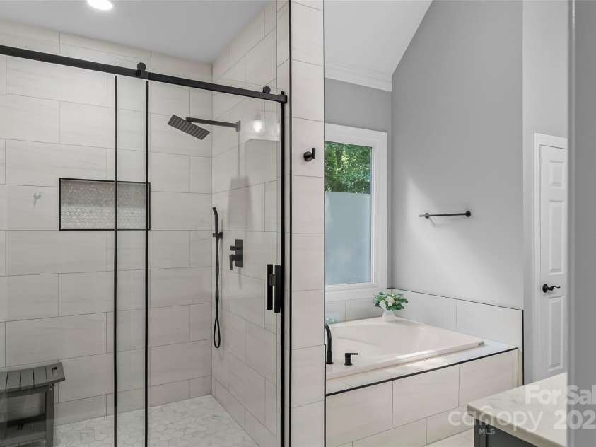 3916 2nd Street Drive, Hickory, NC 28601.  MLS# CAR4274407, YatesRealty ID 23576. 