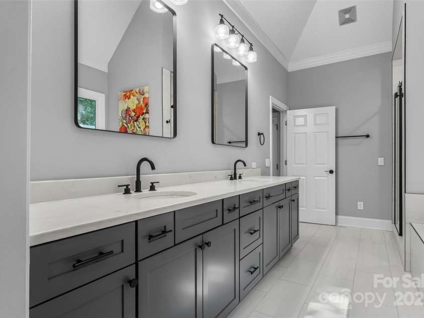 3916 2nd Street Drive, Hickory, NC 28601.  MLS# CAR4274407, YatesRealty ID 23576. 