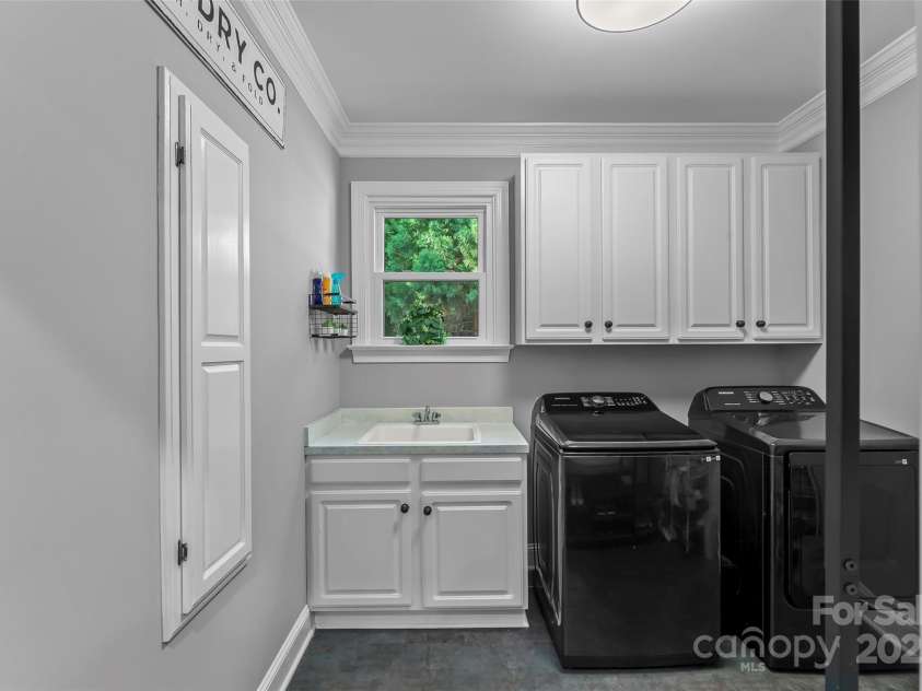 3916 2nd Street Drive, Hickory, NC 28601.  MLS# CAR4274407, YatesRealty ID 23576. 