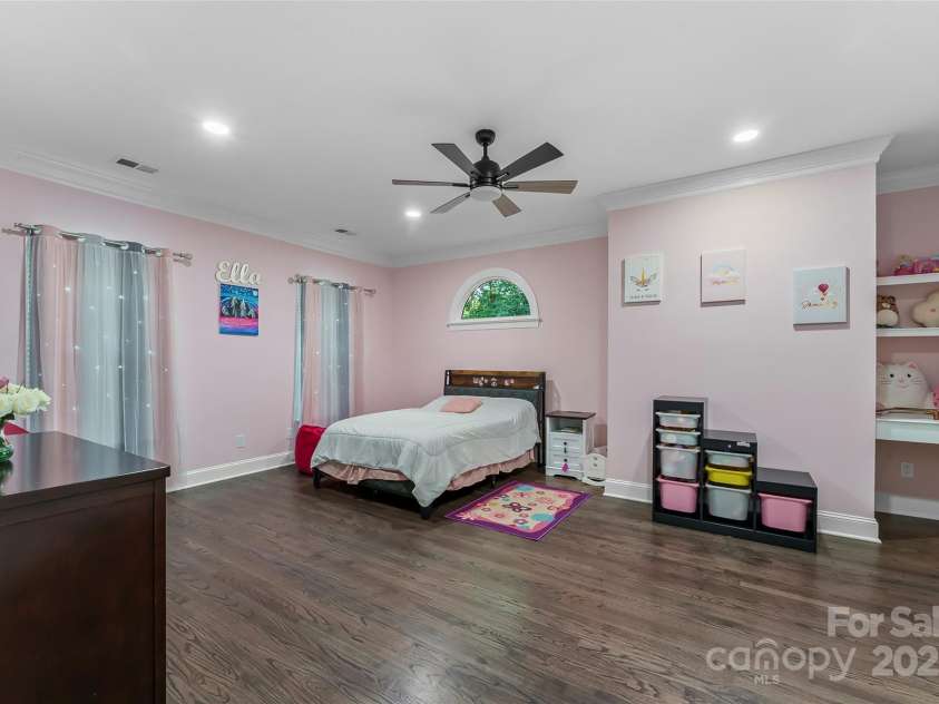 3916 2nd Street Drive, Hickory, NC 28601.  MLS# CAR4274407, YatesRealty ID 23576. 