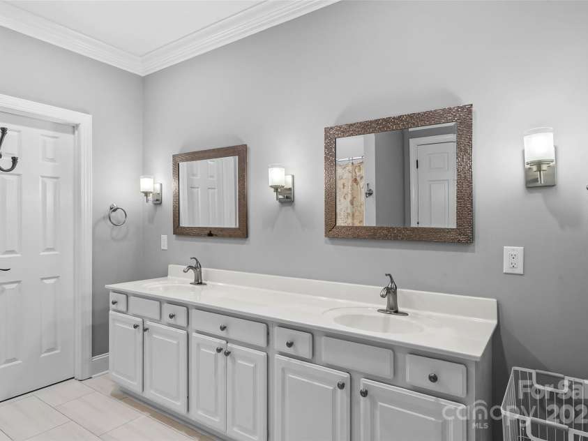 3916 2nd Street Drive, Hickory, NC 28601.  MLS# CAR4274407, YatesRealty ID 23576. 