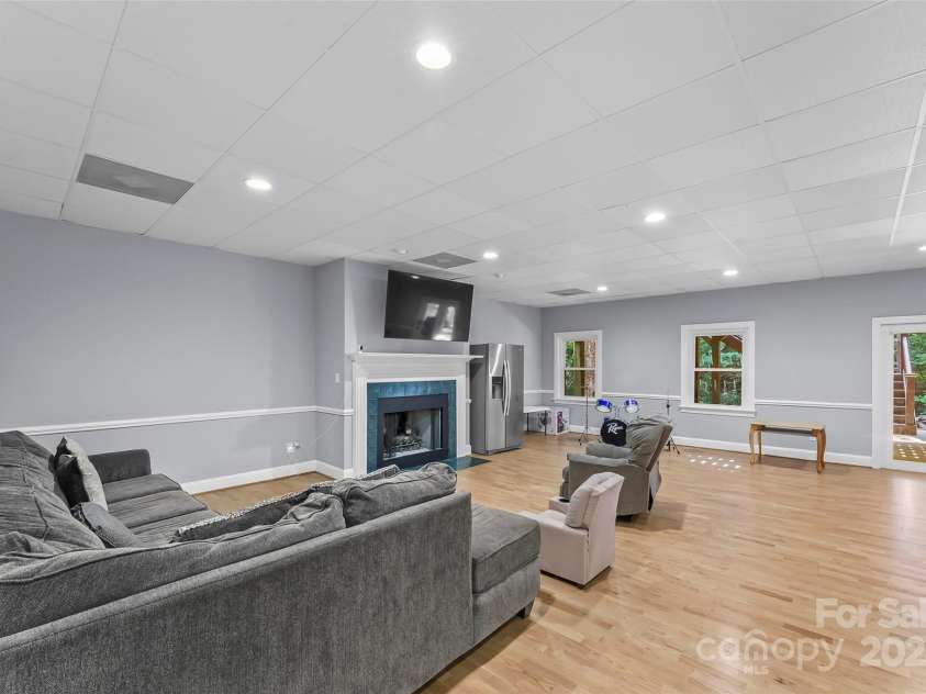 3916 2nd Street Drive, Hickory, NC 28601.  MLS# CAR4274407, YatesRealty ID 23576. 