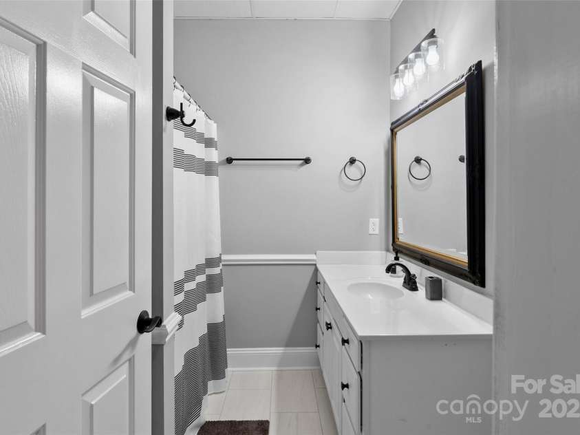 3916 2nd Street Drive, Hickory, NC 28601.  MLS# CAR4274407, YatesRealty ID 23576. 