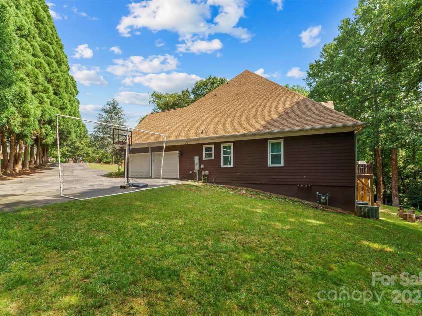 3916 2nd Street Drive, Hickory, NC 28601.  MLS# CAR4274407, YatesRealty ID 23576. 