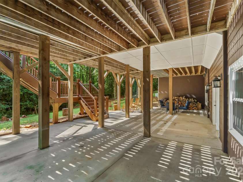 3916 2nd Street Drive, Hickory, NC 28601.  MLS# CAR4274407, YatesRealty ID 23576. 