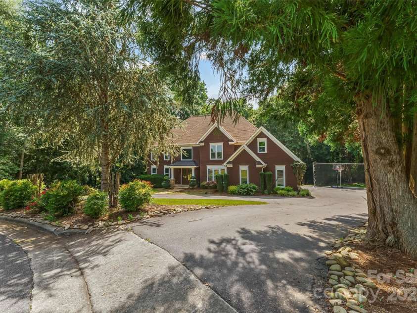 3916 2nd Street Drive, Hickory, NC 28601.  MLS# CAR4274407, YatesRealty ID 23576. 