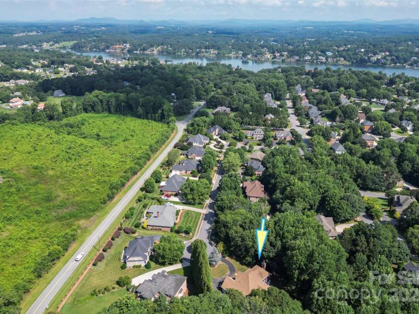 3916 2nd Street Drive, Hickory, NC 28601.  MLS# CAR4274407, YatesRealty ID 23576. 
