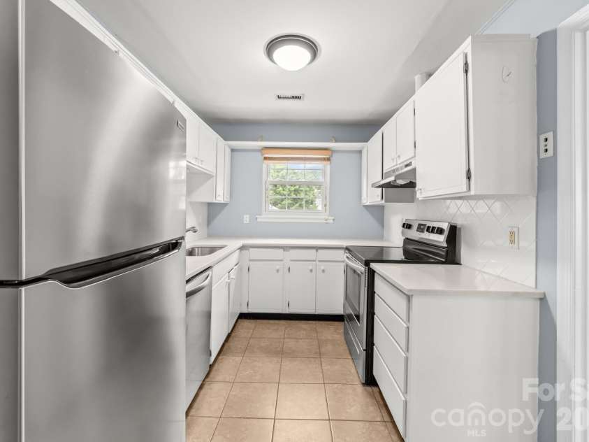8521 Castle Pine Court, Charlotte, NC 28226.  MLS# CAR4393841, YatesRealty ID 23576. Kitchen