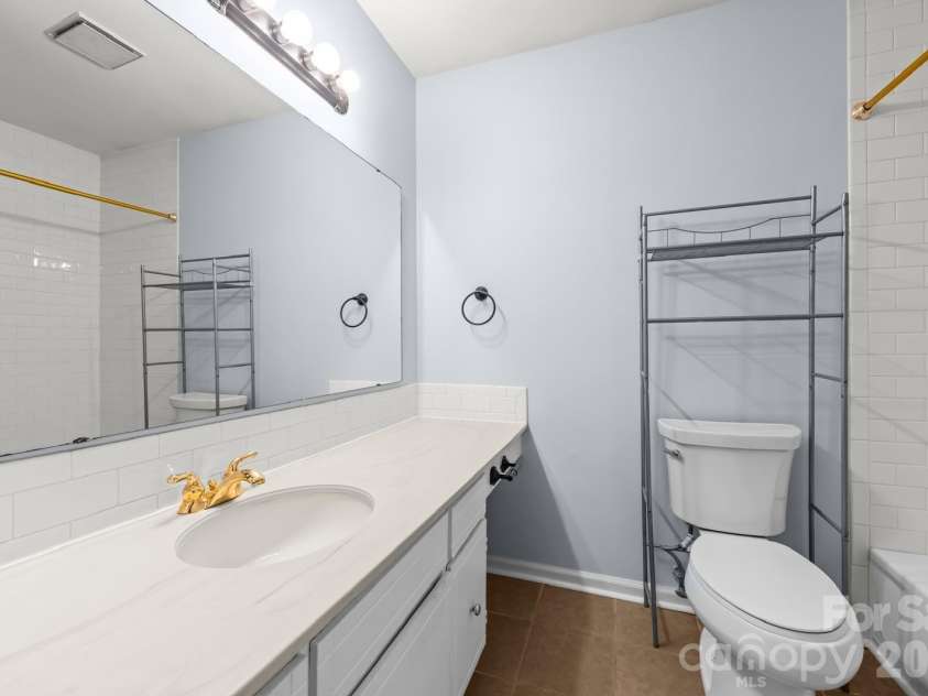 8521 Castle Pine Court, Charlotte, NC 28226.  MLS# CAR4393841, YatesRealty ID 23576. Primary Bathroom