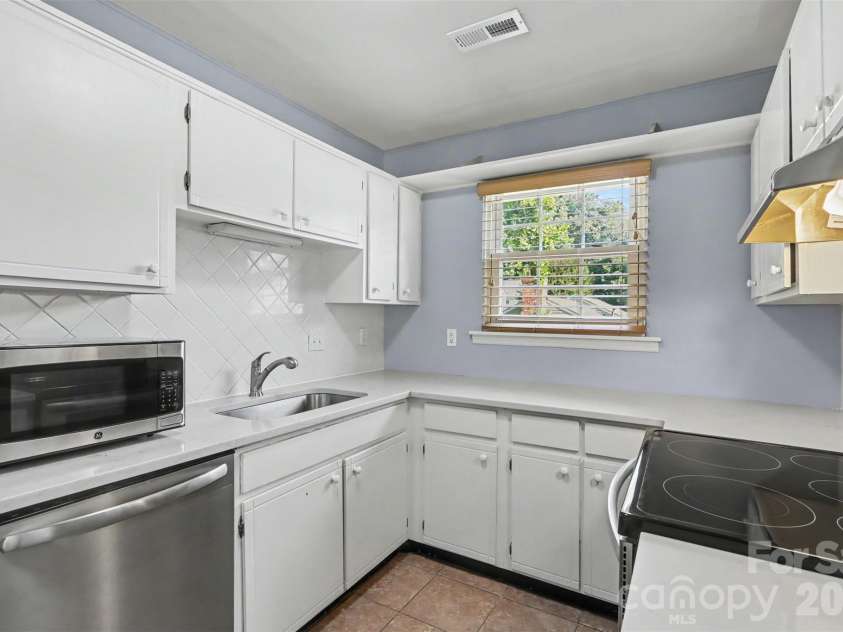 8521 Castle Pine Court, Charlotte, NC 28226.  MLS# CAR4426172, YatesRealty ID 23576. 