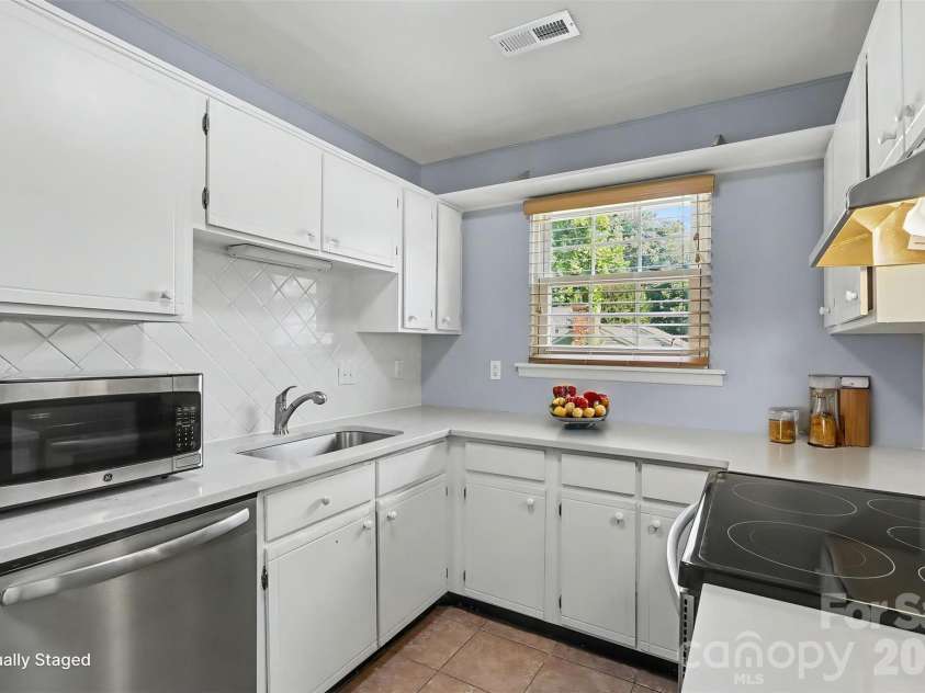 8521 Castle Pine Court, Charlotte, NC 28226.  MLS# CAR4426172, YatesRealty ID 23576. 