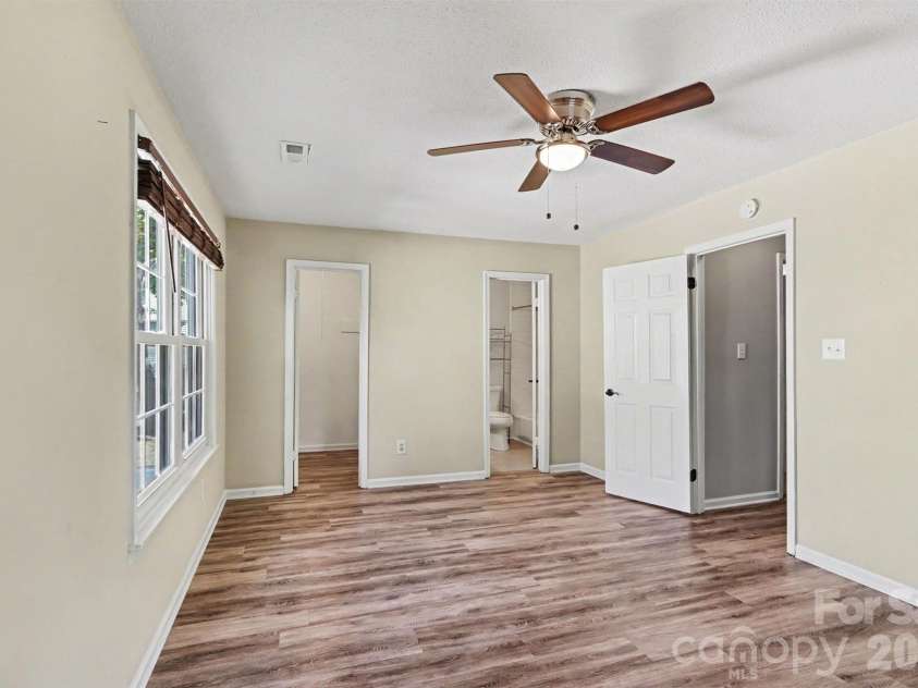 8521 Castle Pine Court, Charlotte, NC 28226.  MLS# CAR4426172, YatesRealty ID 23576. 