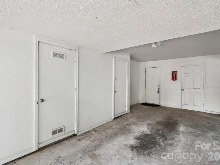 8521 Castle Pine Court, Charlotte, NC 28226.  MLS# CAR4426172, YatesRealty ID 23576. 