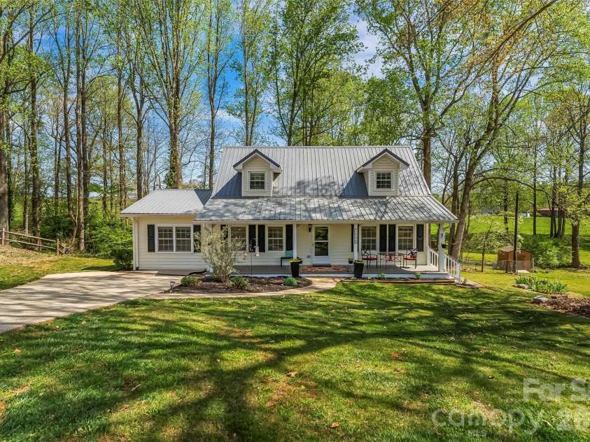 1548 Castell Lane, Hickory, NC 28601.  MLS# CAR4378823, YatesRealty ID 23578. 