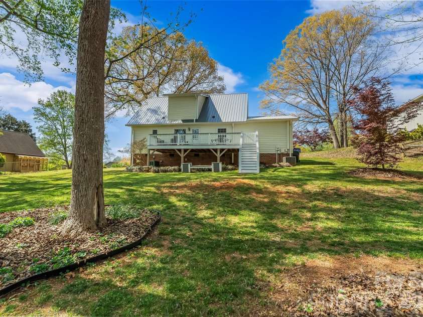1548 Castell Lane, Hickory, NC 28601.  MLS# CAR4378823, YatesRealty ID 23578. 