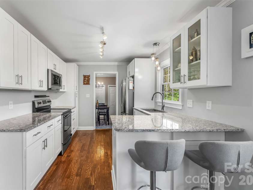1548 Castell Lane, Hickory, NC 28601.  MLS# CAR4378823, YatesRealty ID 23578. Beautifully updated kitchen