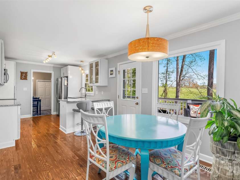 1548 Castell Lane, Hickory, NC 28601.  MLS# CAR4378823, YatesRealty ID 23578. Eat in kitchen area