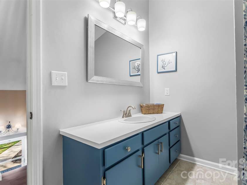 1548 Castell Lane, Hickory, NC 28601.  MLS# CAR4378823, YatesRealty ID 23578. Upstairs bathroom