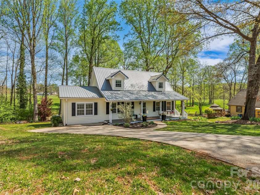 1548 Castell Lane, Hickory, NC 28601.  MLS# CAR4378823, YatesRealty ID 23578. Welcome Home! 1548 Castell Lane