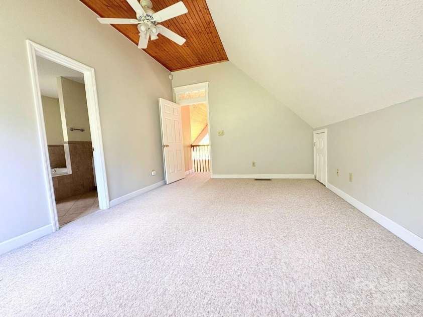 105 Elm Drive, Asheville, NC 28805.  MLS# CAR4217648, YatesRealty ID 23586. Upstairs private bedroom with garden tub full bath and shower