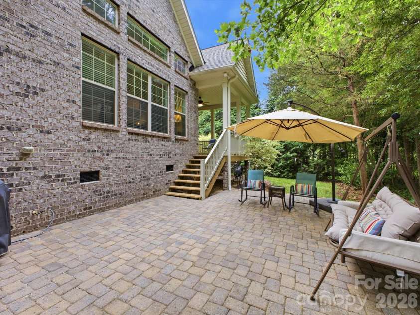 4005 Stonehill Lane, Matthews, NC 28104.  MLS# CAR4380578, YatesRealty ID 23589. 