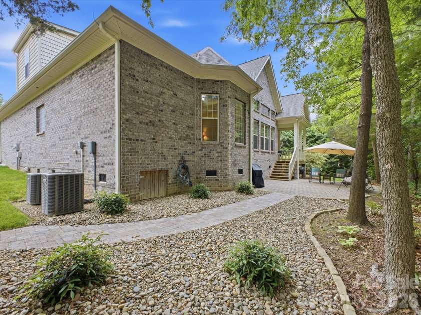 4005 Stonehill Lane, Matthews, NC 28104.  MLS# CAR4380578, YatesRealty ID 23589. 