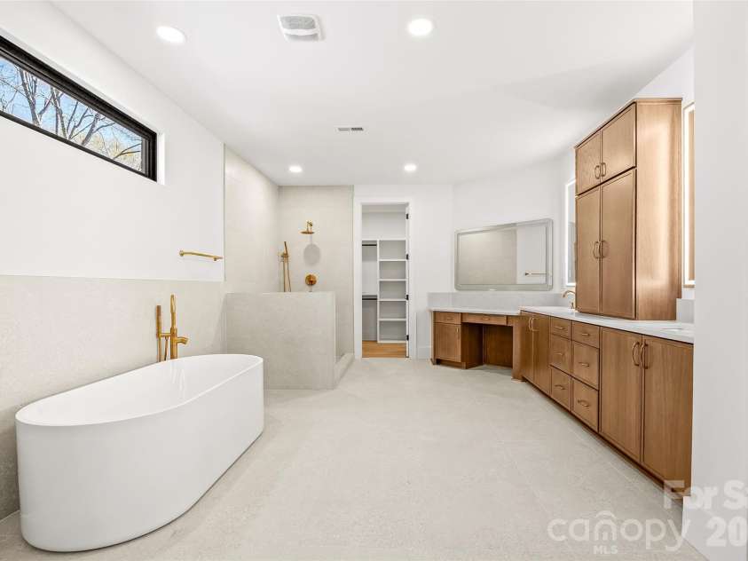 7109 Essington Drive, Charlotte, NC 28270.  MLS# CAR4353515, YatesRealty ID 23590. Primary Ensuite bath